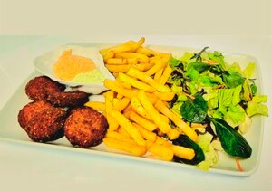 Gruzdintos bulvytės su falafeliais, padažu ir daržovėmis